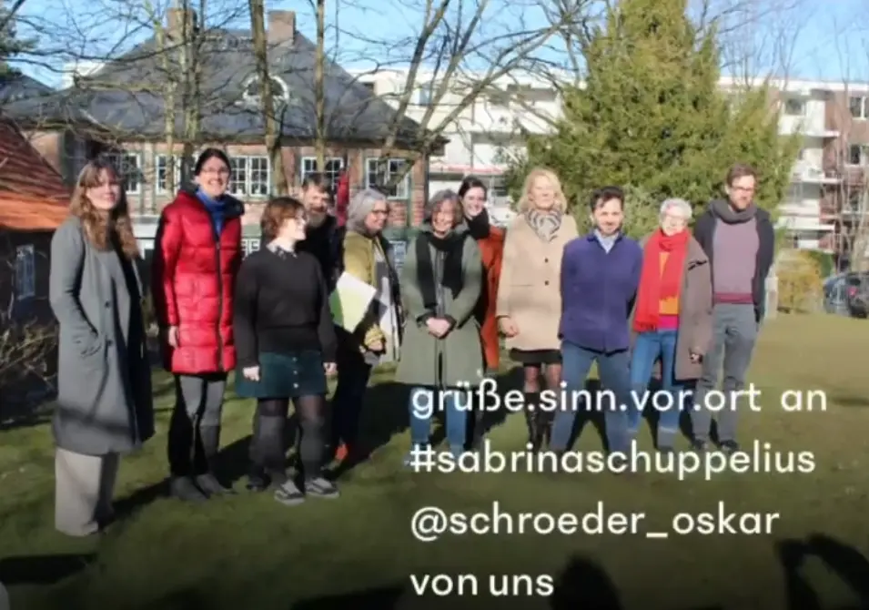 Projektbeteiligte von sinn.vor.ort, im Hintergrund das Pinneberg Museum