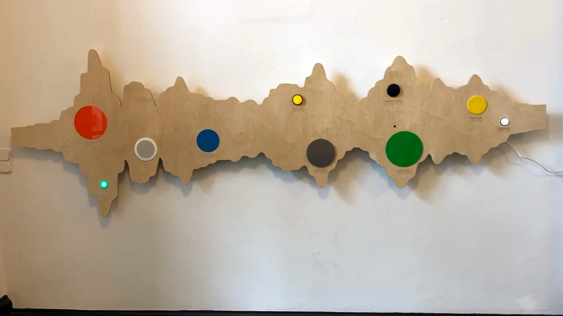 Holzskulptur mit farbigen Lichtpunkten aus dem inklusiven Kunstprojekt WIR! Welten in Resonanz