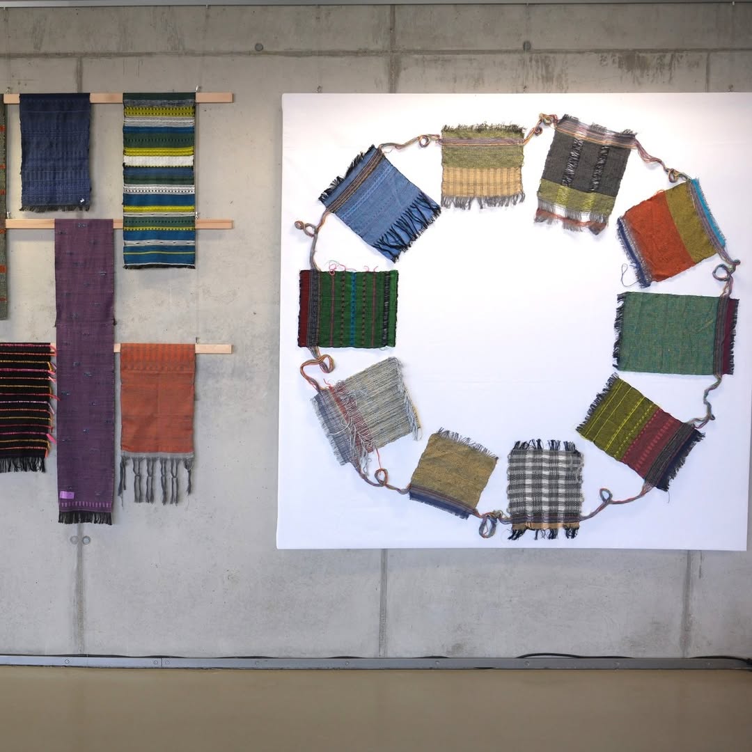 Was uns verbindet - HCOB Kunststiftung: Textile Kunstinstallation mit gewebten Stoffstücken, die kreisförmig verbunden an einer Wand hängen.